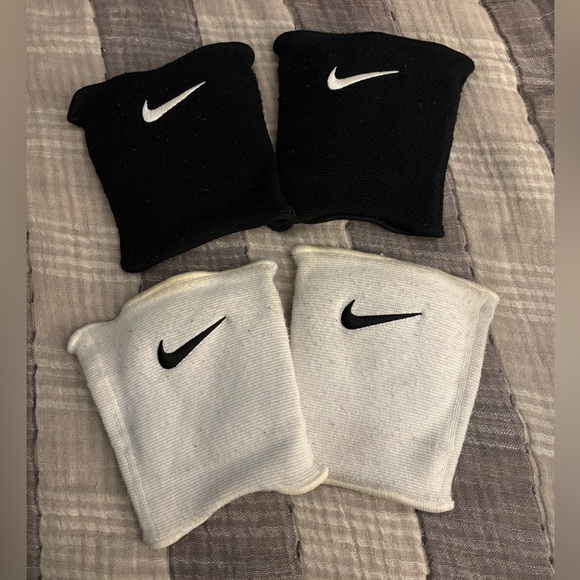 Nike Black and White Volleyball Knee Pad Set - Picture 1 of 3